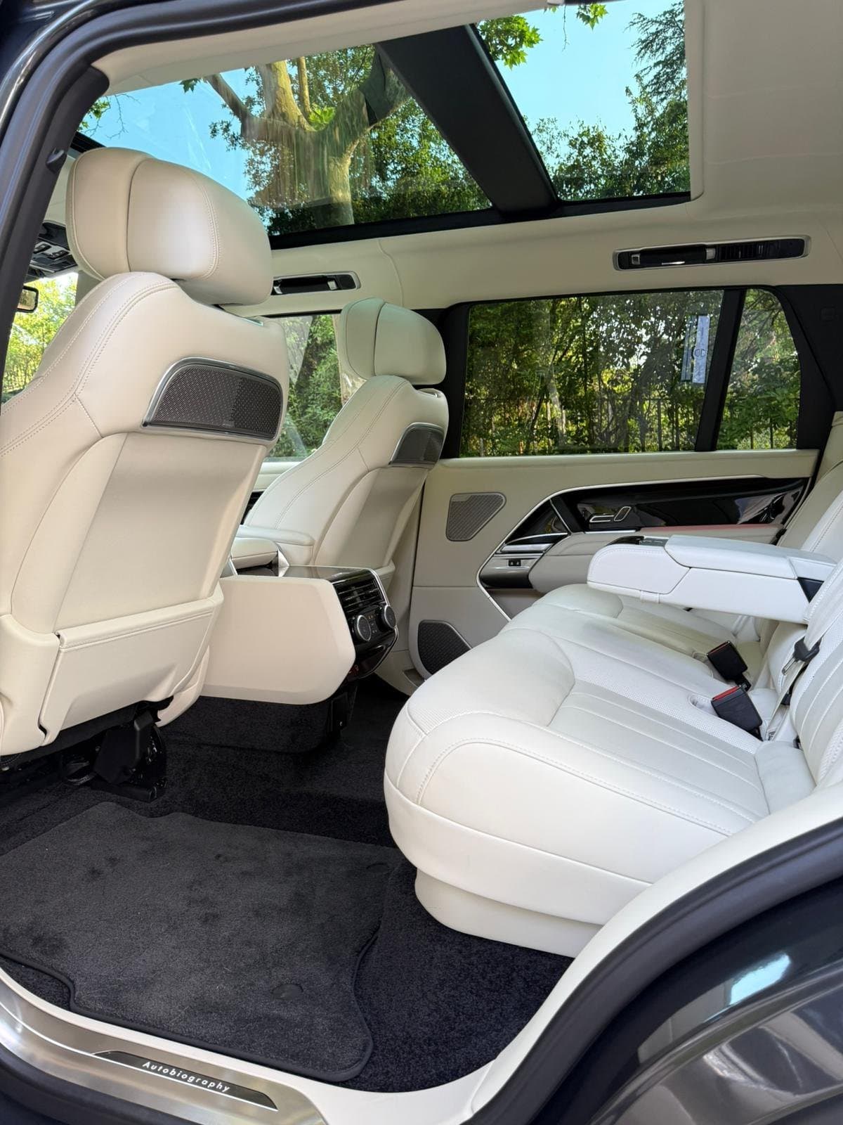 Range Rover Autobiography with FFGR chauffeurs at Monaco port